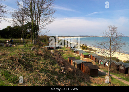 Cabine mare e campagna guardando attraverso Studland e Shell Bay Swanage Bay Dorset nelle calde giornate estive con sabbia e mare Foto Stock