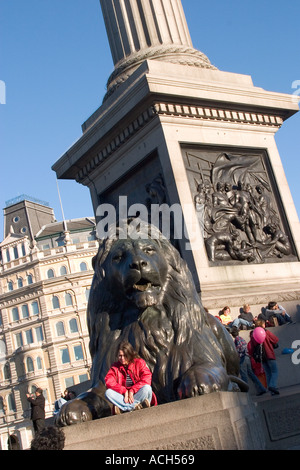 Colonna di Nelson e leoni in Trafalgar Square Londra Foto Stock