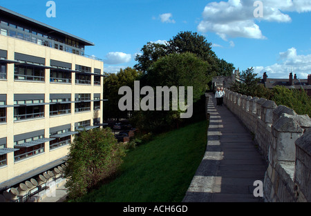 Mura della città vecchia e di moderni edifici, York, Regno Unito Foto Stock