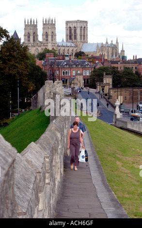 Mura della città vecchia & Minster, York, Regno Unito (1) Foto Stock