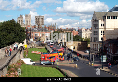 Mura della città vecchia & Minster, York, Regno Unito (4) Foto Stock