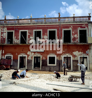 Il Portogallo RIBATEJO ALCOCHETE LAVORATORI COBBLING STREET E ANTICA CASA Foto Stock