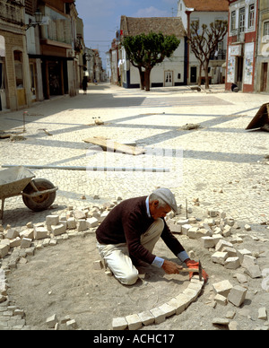 Il Portogallo RIBATEJO ALCOCHETE LAVORATORE COBBLING STREET Foto Stock