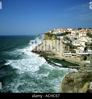 Il Portogallo ESTREMADURA AZENHAS DO MAR villaggio costruito su una scogliera in salmì e OCEANO ATLANTICO Foto Stock