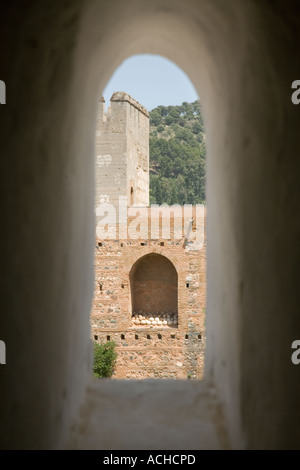 La torre di guardia visto attraverso un arco in Generalife palazzo della Alhambra Granada Andalusia Spagna Foto Stock