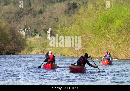 Il fiume Wye intorno a Ross on Wye canoisti sul fiume vicino LYDBROOK PADDLING VERSO WELSH BICKNOR OSTELLO DELLA GIOVENTÙ CHIESA E REGNO UNITO Foto Stock