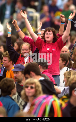 Adoratori a Greenbelt bacio della vita festival all ippodromo di Cheltenham Regno Unito Ago 2002 Foto Stock