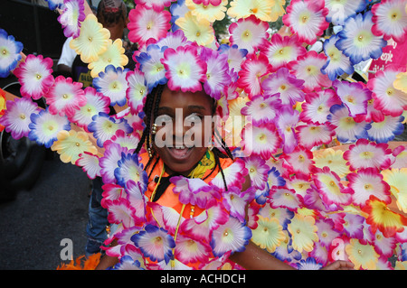 I bambini vestiti in abiti colorati di prendere parte all'annuale Notting Hill Gate Carnevale a ovest di Londra. Foto Stock