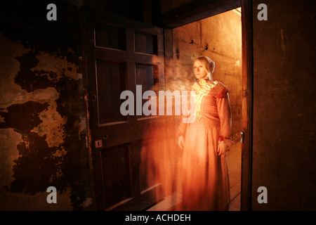 Il fantasma della figura di una ragazza in piedi in una porta del Real Mary King's Close, una attrazione turistica di Edimburgo, Scozia Foto Stock