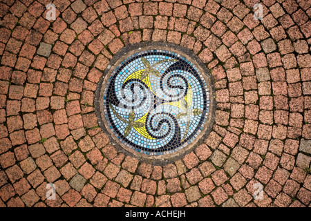 Circolare Giardino celtico mosaico design in un percorso di mattoni a Ryton giardini e orti biologici , Warwickshire, Inghilterra Foto Stock