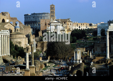 Italia Roma vista attraverso il Foro Romano verso la chiesa di Santa Francesca Romana e il Colosseo Foto Stock