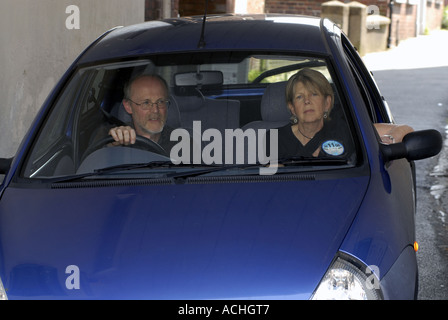 PATRICIA RASHBROOK HUSBANDJOHN FARRANT la guida verso il basso LEWES HIGH ST EAST SUSSEX 4maggio 2006 Foto Stock