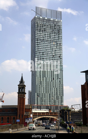 Vista dal lato sud di Deansgate guardando l'Hilton Beetham Tower by Ian Simpson Architects Manchester REGNO UNITO Foto Stock
