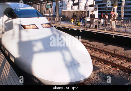 Il Shinkansen popolarmente noto come il bullet train fotografato a Tokyo e vincolati per Osaka in Giappone Foto Stock