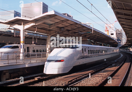 Il Shinkansen popolarmente noto come il bullet train fotografato a Tokyo e vincolati per Osaka in Giappone Foto Stock