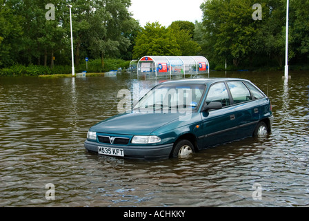 Un auto abbandonate in un invaso supermercato Parcheggio Auto Foto Stock
