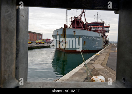 La nave portacontainer IN UNA SERRATURA Foto Stock