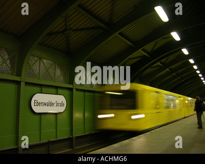 Arrivando in treno della metropolitana di Eberswalder Straße della U-Bahn-Station, Prenzlauer Berg di Berlino, Germania Foto Stock