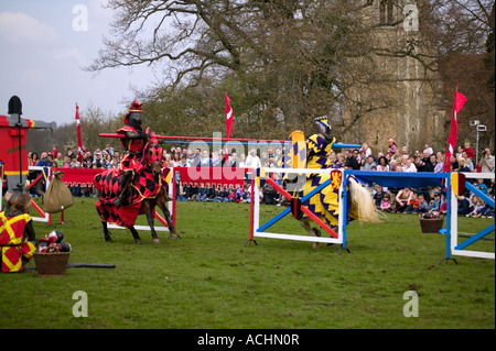 Due cavalieri a cavallo durante un torneo di giostre Foto Stock