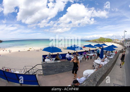 Beach Cafe' affacciato sulla spiaggia Porthmeor su una soleggiata giornata d'estate St Ives South West Cornwall Inghilterra UK Regno Unito GB Foto Stock