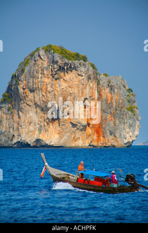 Long-tailed barca in mare delle Andamane vicino a Krabi, Thailandia Foto Stock