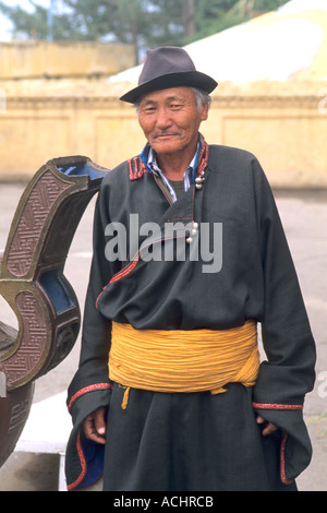 Ritratto di vecchio uomo in un colorato costume tradizionale ad Ulaan Baatar Mongolia Foto Stock