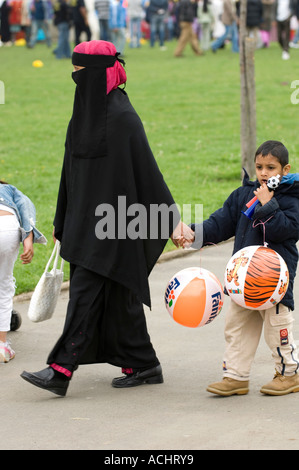 Donna musulmana di indossare niqab Foto Stock