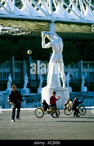 Italia Roma Il periodo fascista Foro Italico adornata con enormi statue di marmo di atleti Romano Foto Stock