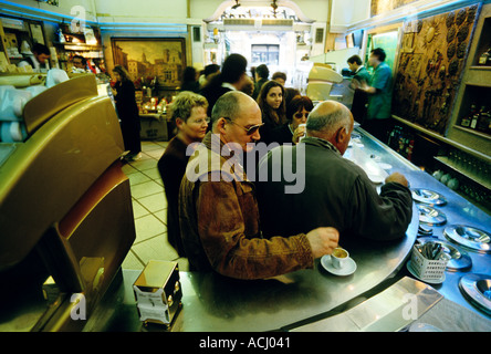 Roma, Italia. I clienti presso il bar, Caffè Sant'Eustachio. Foto Stock