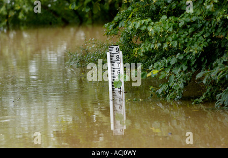 Strada allagata nel villaggio di Deerhurst Gloucestershire England Regno Unito provocato dalla crescente fiume Severn dopo prolungata piovosità Foto Stock