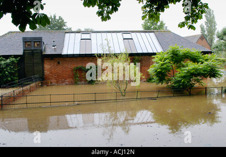 Allagato la casa e il giardino a Deerhurst Gloucestershire England Regno Unito provocato dalla crescente fiume Severn dopo prolungata piovosità Foto Stock