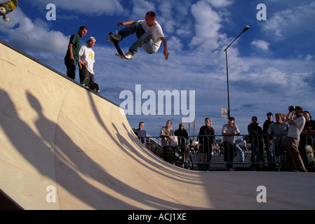 Europa Norvegia Skate boarder sulla rampa lungo Oslos vicino lungomare di Aker Brygge Foto Stock