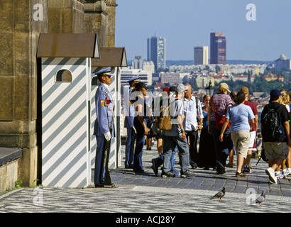 Guardia e i turisti al cancello principale del Castello di Praga a Praga Repubblica Ceca Foto Stock