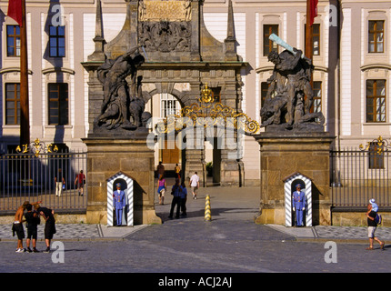 Cancello principale presso il Castello di Praga a Praga Repubblica Ceca Foto Stock