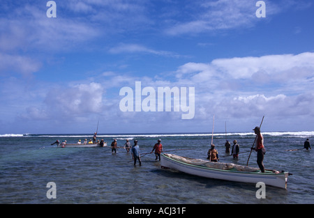 La pesca artigianale nella laguna Rodrigues MauritiusUsing sciabica tirata a mano Foto Stock