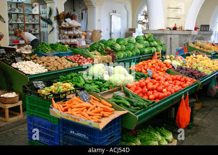 La frutta e la verdura al mercato coperto nella città di Kos sull'isola di Kos Grecia Foto Stock