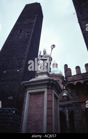 Statua di San Petronio e la Torre degli Asinelli costruito nel 1109 19 e 97 2 m alta è una delle due torri pendente in Bologna Italia Foto Stock