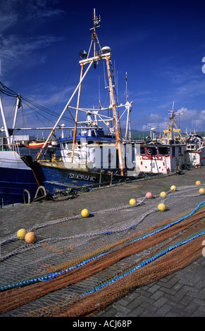 Le reti da pesca prevista fuori ad asciugare al Porto di Dingle. Contea di Kerry, Irlanda. Foto Stock