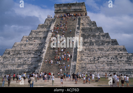 Chichen Itza Maya sito storico El Castello o Pyramide di turisti Kukulka climbing stair Yucatan Messico Foto Stock