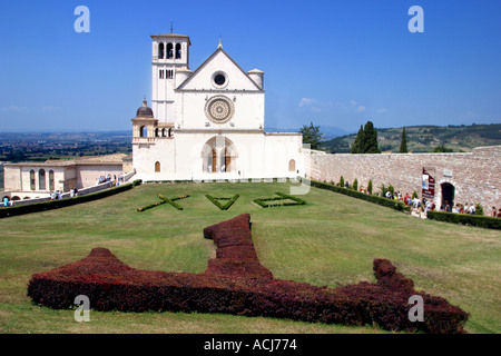 Basilica di San Francesco e il simbolo del Tau Assisi Umbria Italia Foto Stock