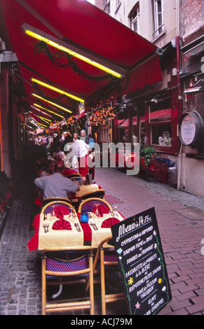 Strada di pranzare in un ristorante vicino alla Grand Place di Bruxelles, Belgio. Foto Stock