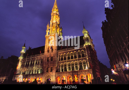Bruxelles Town Hall illuminata al crepuscolo, Grand Place Bruxelles, Belgio. Foto Stock