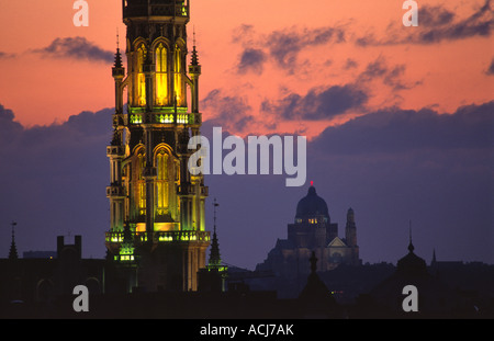 La torre di ornati di Bruxelles Municipio domina lo skyline della città al tramonto. Bruxelles, Belgio. Foto Stock