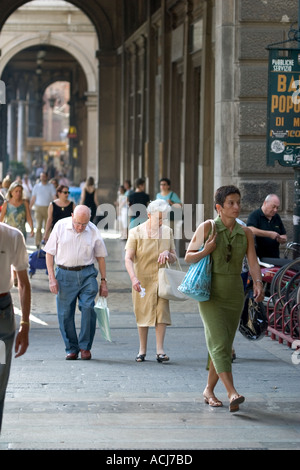 Gli amanti dello shopping in uno dei tanti Bolognas portici Bologna Emilia Romagna Italia Foto Stock