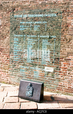 Vetro memoriale per le vittime del terrorismo a Bologna il 4 agosto 1974 e il 2 agosto 1980 e il 23 dicembre 1984 Foto Stock