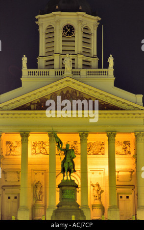 Eglise Saint Jacques sur Coudenberg illuninated al crepuscolo, Place Royale, Bruxelles, Belgio. Foto Stock