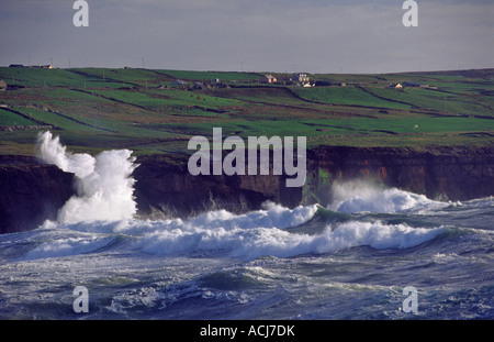 Atlantic onde si infrangono contro gli scogli a Doolin, County Clare, Irlanda. Foto Stock