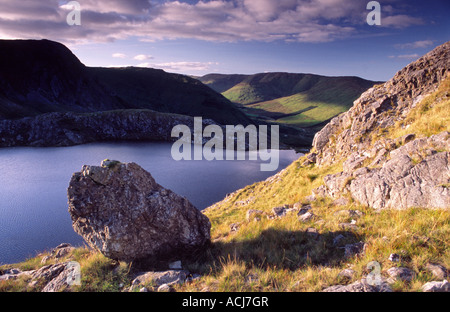 Vista serale attraverso Maumahoge Lough, nelle montagne Maumturk. Connemara, nella contea di Galway, Irlanda. Foto Stock