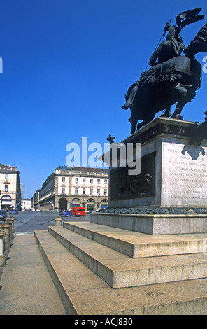 Statua di un cavallo e cavaliere in Torino Italia Foto Stock
