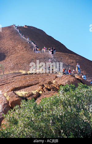 Montare Uluru Ayers Rock e Kata Tjuta National Park, il Territorio del Nord, l'Australia. Persone che salgono Foto Stock